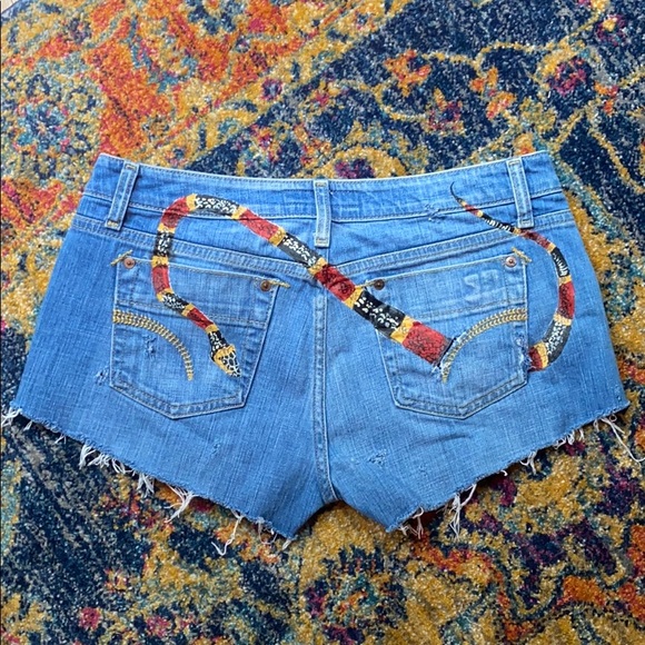🎨 Hand Painted Joe’s Jeans Shorts Snake Texas 29 - Picture 2 of 8